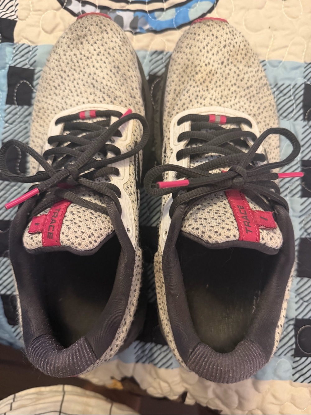 Women’s Brooks sneakers white with black speckles and pink accents